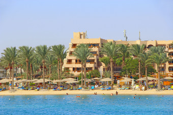 热带度假胜地埃及人游泳海游客放松海滩人享受假期海边度假胜地红色的海休息赫尔加达酒店埃及度假胜地热带度假胜地埃及人游泳海游客放松海滩
