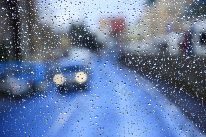 雨玻璃雨外窗口背景城市灯滴水下降玻璃在雨滴水除了窗口玻璃在下雨雨玻璃滴水除了窗口玻璃在下雨