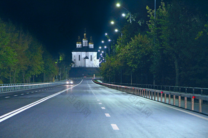 晚上高速公路背景美丽的教堂空路与标记晚上正统的教堂晚上灯标记晚上路入口城市切晚上沥青路晚上高速公路背景美丽的教堂空路与标记