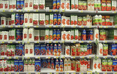 宽范围果汁超市货架上自然果汁货架上商店不同的水果果汁货架上超市各种各样的汁纸包不同的水果果汁货架上超市各种各样的汁纸包