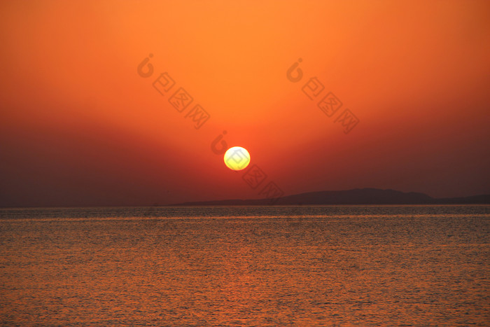 日落以上海红色的太阳提高以上海洋早期早....美丽的燃烧的日落景观以上红色的海和橙色天空早期早....令人惊异的夏天日落日落以上海红色的太阳提高以上海洋早期早....