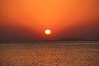 日落以上海红色的太阳提高以上海洋早期早....美丽的燃烧的日落景观以上红色的海和橙色天空早期早....令人惊异的夏天日落日落以上海红色的太阳提高以上海洋早期早....