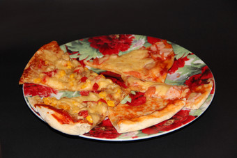 片新鲜的开胃的披萨与美味的成分色彩斑斓的板黑色的背景美味的披萨板孤立的黑色的背景煮熟的快食物意大利菜片新鲜的开胃的披萨与美味的成分色彩斑斓的板