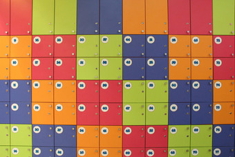 五彩缤纷的孩子们内阁储物柜彩色的储物柜为存储商店纹理从彩虹颜色学校储物柜色彩斑斓的背景从细胞与数字行颜色细胞五彩缤纷的孩子们内阁储物柜行颜色细胞