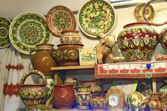宽选择陶瓷产品架子上商店陶器为出售陶瓷货