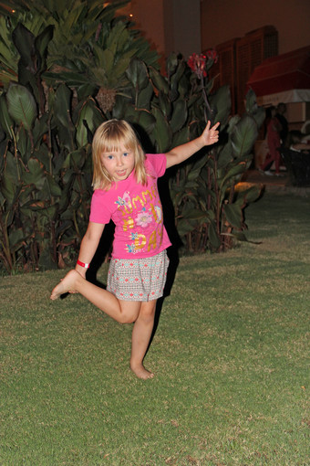 小女孩跳舞草草坪上晚上婴儿玩关于绿色草婴儿玩草坪上晚上小女孩跳舞草草坪上晚上