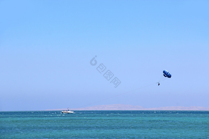 男人喜欢帆伞运动在红色的海热带度假胜地埃