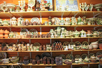 宽选择陶瓷产品架子上商店陶器为出售陶瓷货物货架上产品陶瓷出售商店工艺品使陶器产品陶瓷出售商店工艺品使陶器