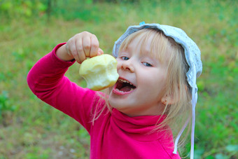 小婴儿吃苹果持有手婴儿持有咬苹果手婴儿尝试咬成熟的苹果小婴儿吃苹果持有手