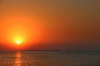 日落以上海美丽的夏天下降以上海洋美丽的燃烧的日落景观以上红色的海和橙色天空早期早....令人惊异的夏天日落日落以上海美丽的夏天下降以上海洋