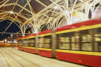 晚上有轨电车骑周围城市罗兹红色的有轨电车现代有轨电车会运动晚上城市晚上有轨电车骑周围城市现代有轨电车会运动晚上城市