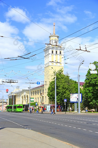街白俄罗斯城市高美尔城市街与房子与阳台路现代城市巷道城市美丽的体系结构城市街白俄罗斯城市高美尔城市街与房子与阳台