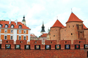 城堡与塔华沙的堡垒使<strong>红色</strong>的砖墙堡垒墙与炮塔和盖茨<strong>历史</strong>建筑波兰的资本堡垒墙与炮塔和盖茨<strong>历史</strong>建筑波兰的资本
