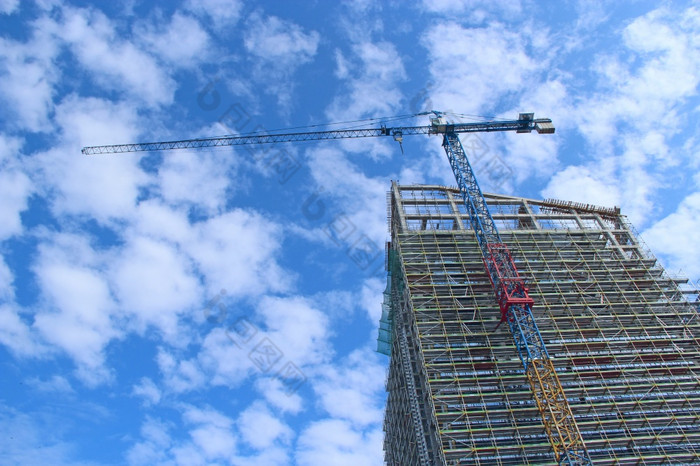 建设起重机提升负载在建设多层建筑建设摩天大楼对蓝色的天空公寓建筑现代体系结构时尚的生活块公寓建设起重机提升负载在建设多层建筑