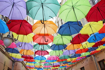 彩色的<strong>雨伞</strong>挂的前集不同的<strong>雨伞</strong>当地的具有里程碑意义的五彩缤纷的<strong>雨伞</strong>街装饰彩色的设计外彩色的<strong>雨伞</strong>挂的前当地的具有里程碑意义的