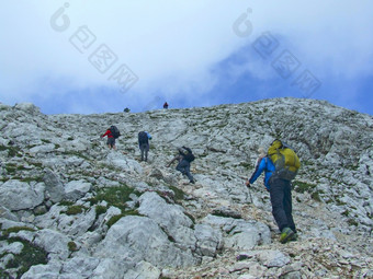 集团游客攀爬山俯瞰云游客是的上升后检疫人山后检疫新冠病毒人就像冒险集团游客攀爬山俯瞰云人就像冒险