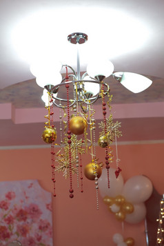 时尚的美丽的吊灯装饰与圣诞节灯泡