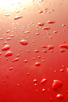 雨滴红色的金属车辆面板日出