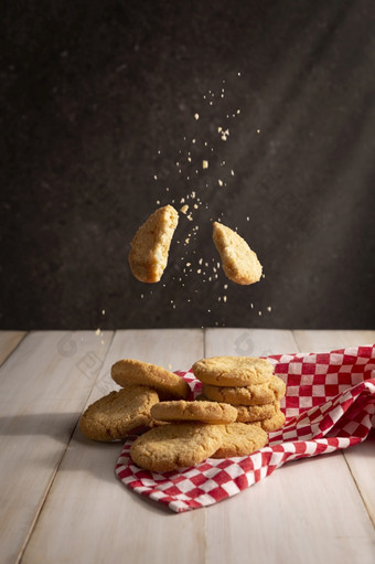 有创意的图像自制的脆脆的饼干悬浮白色木乡村表格
