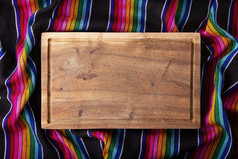 木切割董事会色彩斑斓的传统的墨西哥织物复制空间平躺图像