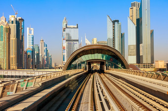 迪拜Amp地铁与摩天大楼离开的地铁站