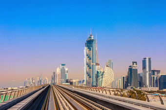 迪拜Amp地铁与摩天大楼离开的地铁站