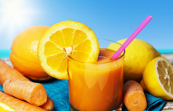 胡萝卜橙色和柠檬汁健康的和让人耳目一新<strong>水果夏天</strong>喝前面视图<strong>特写</strong>镜头木表格与蓝色的海和天空背景美丽的热<strong>夏天</strong>一天