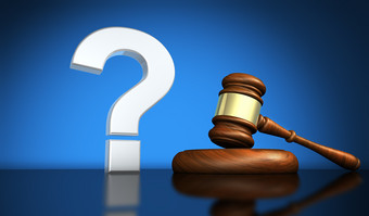 法律和法律问题概念与银问题马克象征和木法官槌子<strong>桌子</strong>上与蓝色的背景插图