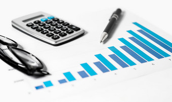 业务会计分析报告概念与关闭视图成功的日益增长的图计算器笔和眼镜白色桌子上背景