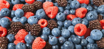 混合浆果健康的水果特写镜头前视图水平横幅背景与各种各样的混合新鲜的和多汁的蓝<strong>莓</strong>树<strong>莓</strong>和黑<strong>莓</strong>