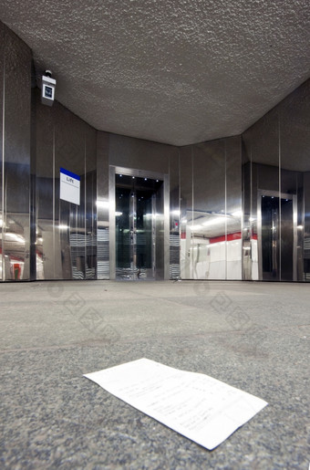 电梯现代公<strong>共建</strong>筑嵌入式镜子墙与滑纸垃圾的前景