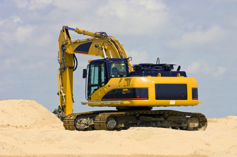 挖掘机前<strong>堆沙子</strong>