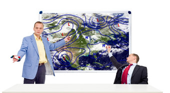 两个天气预报员后面锚桌子上显示的天气预测