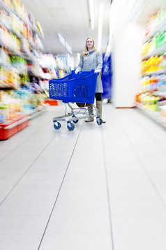 自信女人与她的购物车超市做食品杂货什么选择