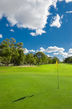 景观美丽的绿色高尔夫球课程与天空