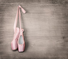 新粉红色的芭蕾舞鞋子挂木backgroundVintage风格