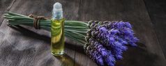 新鲜的薰衣草花和至关重要的石油自然芳香疗法为头疼和偏头痛救援老木背景