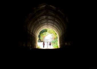 三个青少年他们的道路通过的隧道<strong>光</strong>