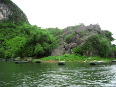 景观与船moutain和河页安保兵越南