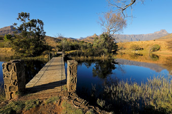 风景优美的池塘对背景的德拉肯斯堡山皇家<strong>故乡</strong>国家公园南非洲