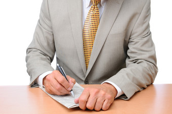 特写镜头商人使笔记折叠报纸认不出来男人。坐着桌子上水平格式在白色背景