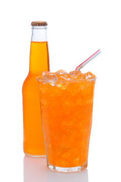 冷玻璃橙色苏打水填满与冰而且喝稻草与瓶塞后面垂直格式与白色背景与反射