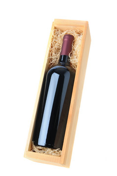 单红色的酒瓶木盒子与稻草包装在白色背景