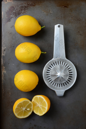 高角拍摄集团柠檬三个整个而且一个减少金属烘焙表与老成形榨汁机水平格式