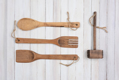 开销拍摄四个木厨房餐具乡村白色木表格项目是勺子叉抹刀而且锤