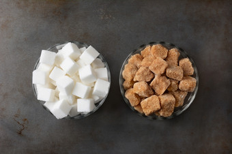 碗糖多维数据集一个碗生棕色（的）糖块而且第二个碗白色糖多维数据集水平格式使用烘焙表