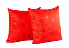 两个红色的装饰枕头与模式孤立的白色