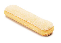 萨沃亚尔迪饼干为tiramisu孤立的白色