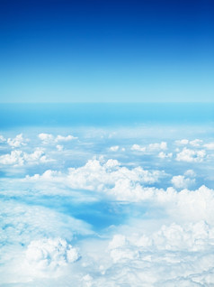 云蓝色的天空视图从飞机
