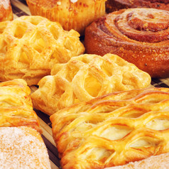 各种各样的新鲜的甜蜜的自制的面包表格各种各样的甜蜜的面包